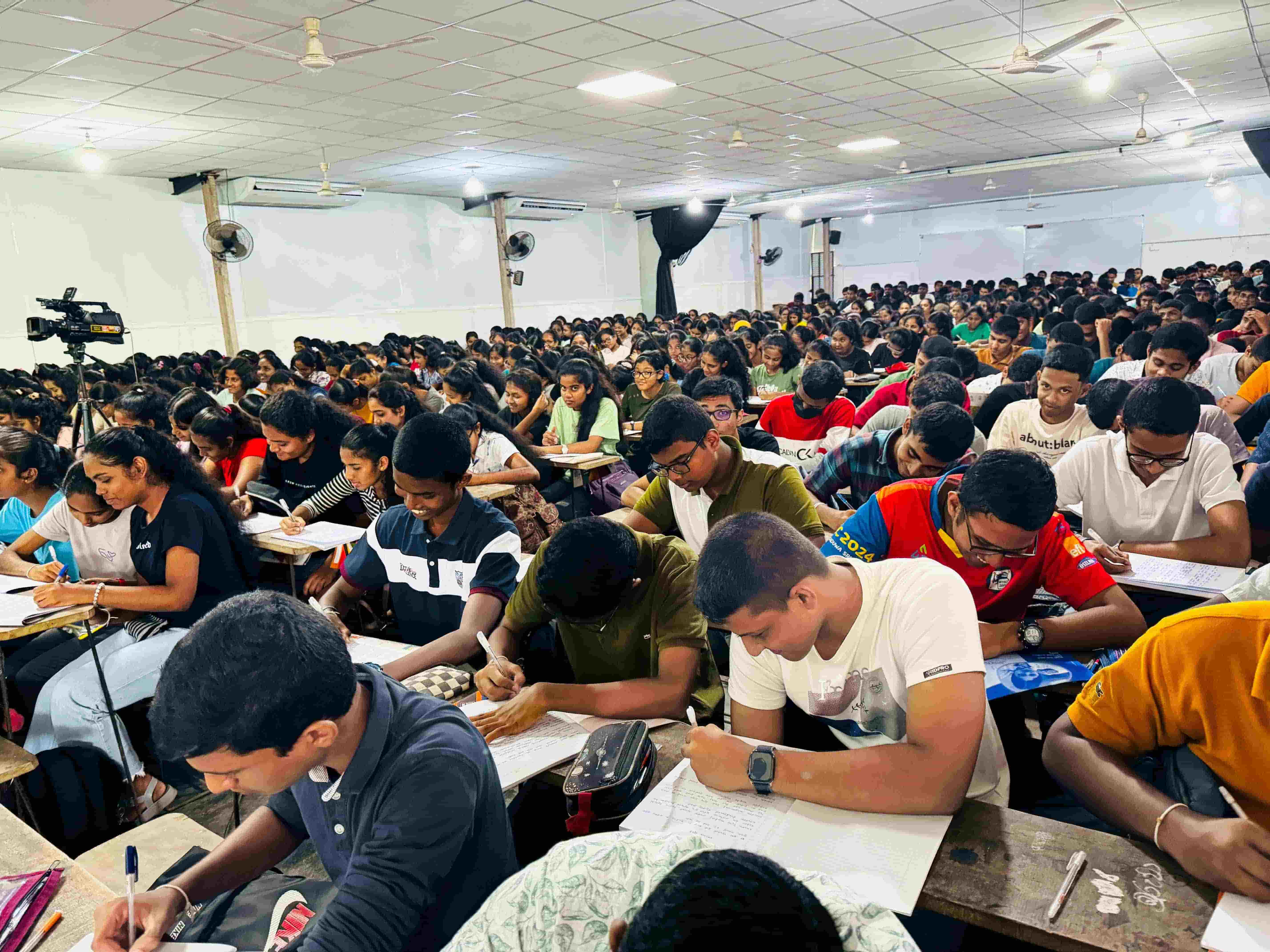 A/L Physics Class Galle - Vidarsha Institute Crowd